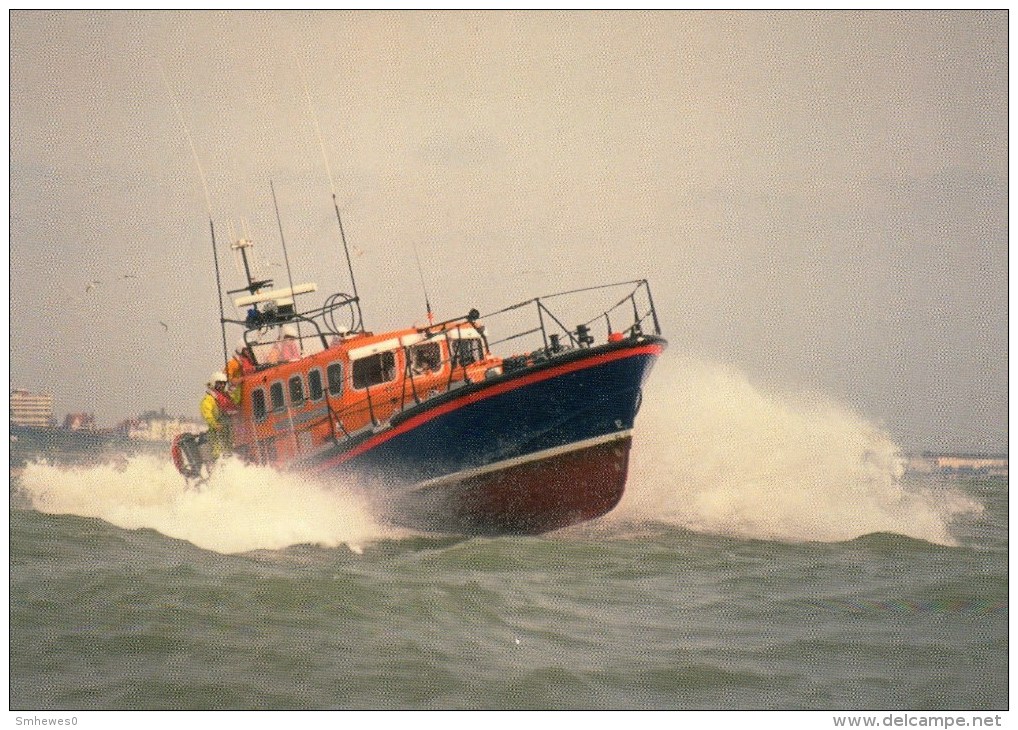 Postcard - Eastbourne Lifeboat, Sussex. RSP16532 - Sonstige & Ohne Zuordnung