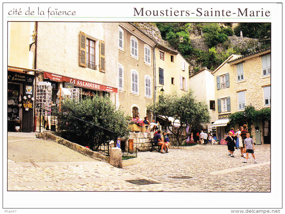 MOUSTIERS-STE-MARIE (04-Alpes De  Haute Provence), Cité De La Faïence, Café La Saladière - Cafés