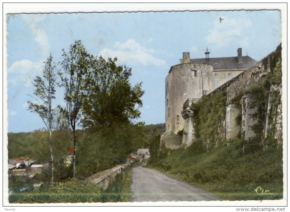 COUHE VERAC -  Perspective Vers La Tour De L'Ancien Château.  . CPM Dentelée. - Couhe