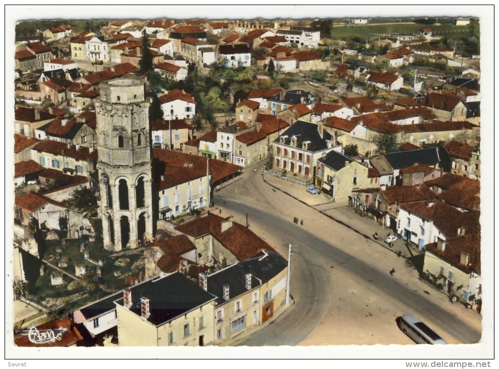 CHARROUX  - Vue Aérienne De La Tour Octogonale .   CPM Dentelée.. - Charroux