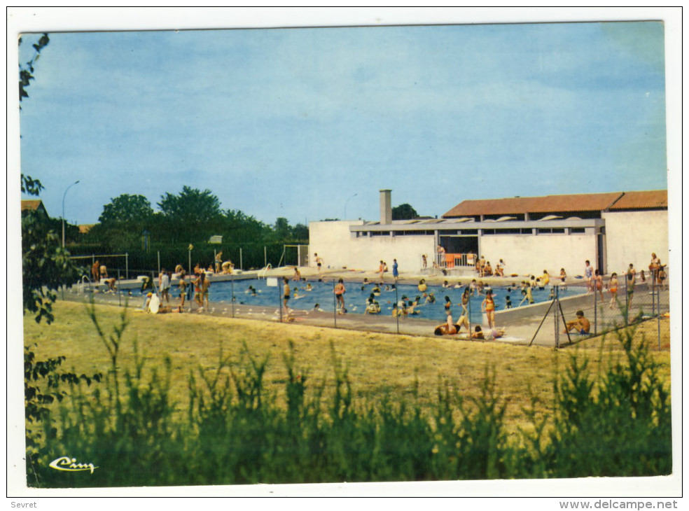 COUHE-VERAC. - La Piscine - CPM - Couhe