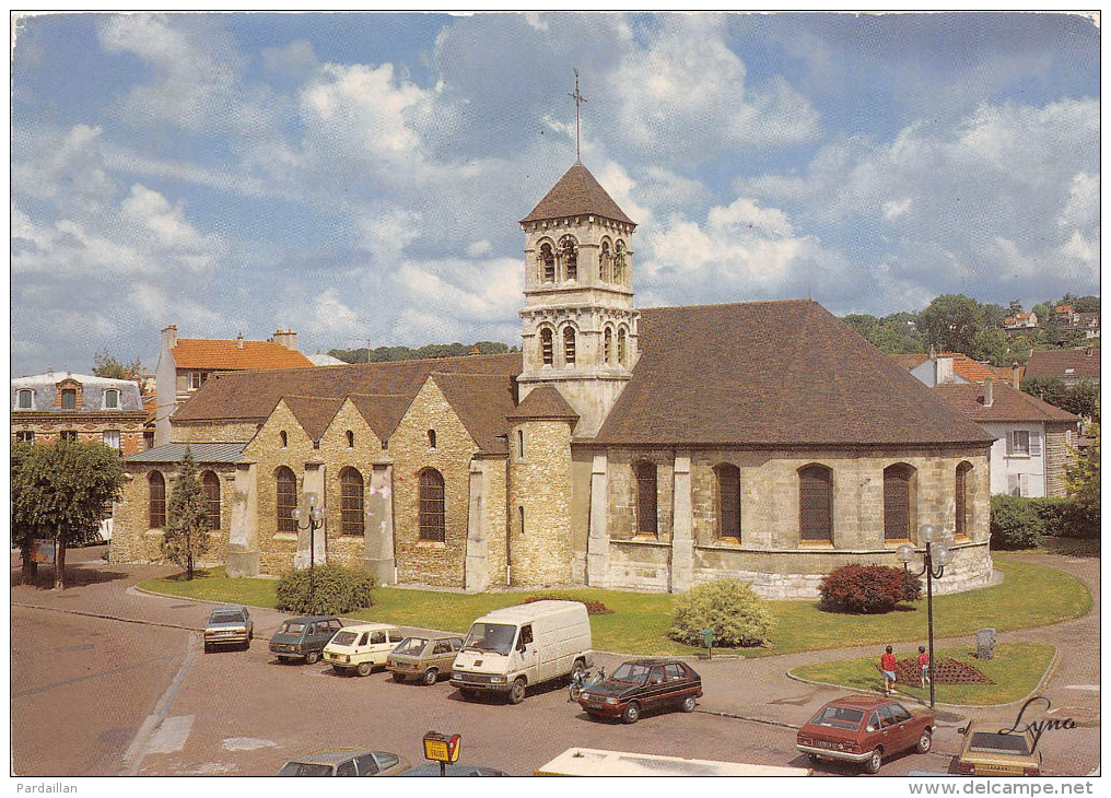 95.  DEUIL-LA-BARRE.  L'EGLISE.  GROS PLAN.  PARKING AVEC NOMBREUSES AUTOS. - Deuil La Barre