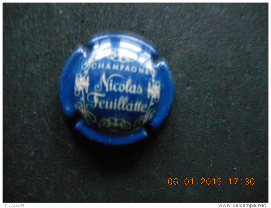 Capsule De Champagne NICOLAS FEUILLATTE écriture Noire Sur Fond Bleu Marine - Feuillate