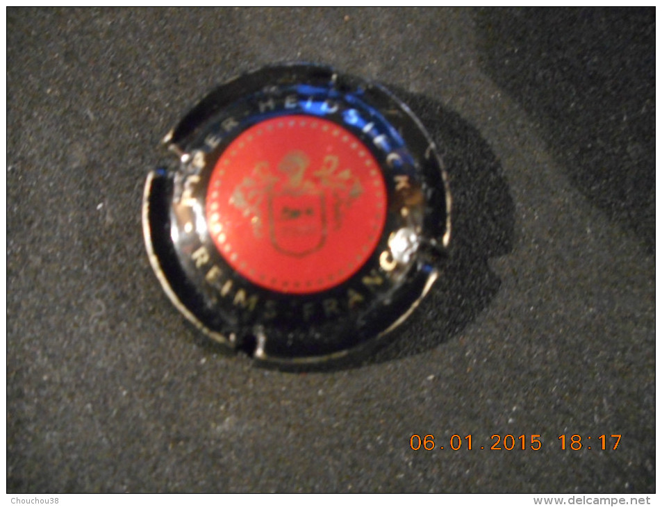 Capsule De Champagne PIPER HEIDSIECK Lettres Dorées Sur Fond Noir Et Rouge - Heidsieck, Charles