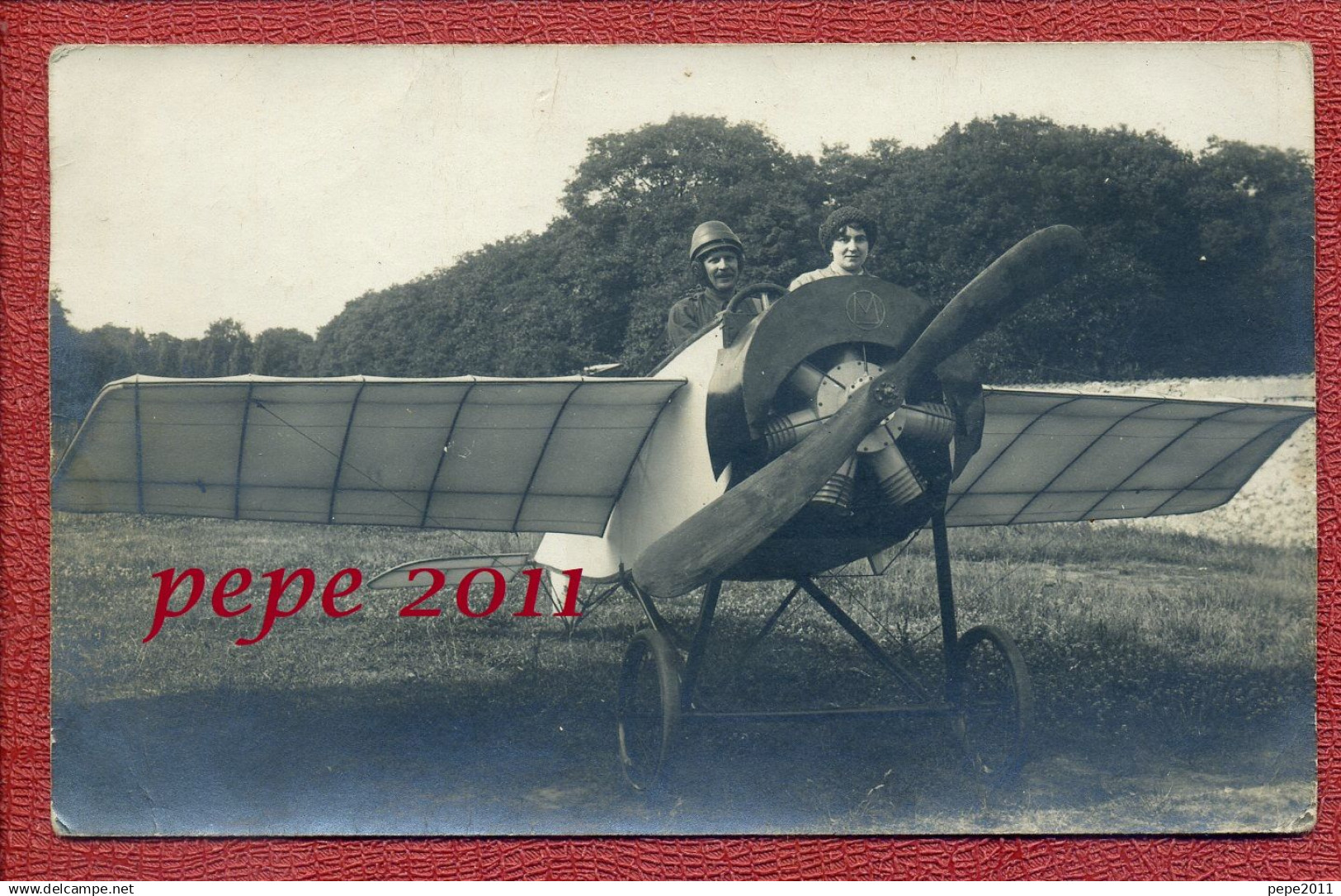 Carte Photo : Un Homme Et Une Femme Dans Un Aéroplane Au Sol . - Autres & Non Classés