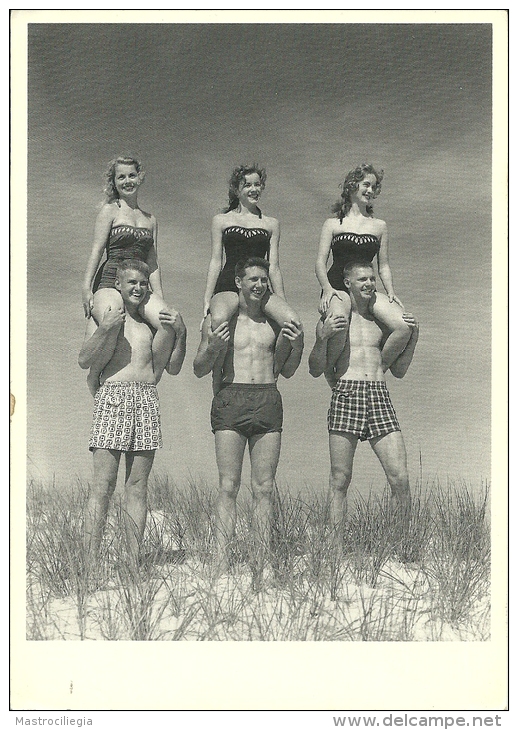 PIN-UP  Foto Vintage  Ragazze Sulle Spalle Dei Boyfriends In Costume Da Bagno - Pin-Ups