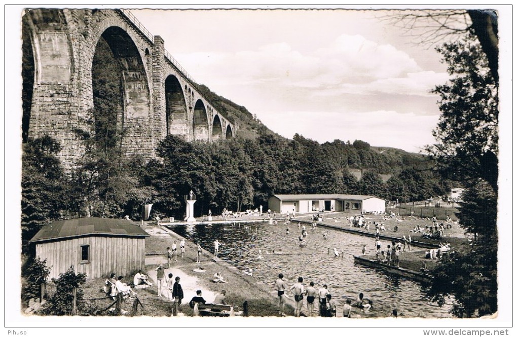 D4975     WILLINGEN : Schwimmbad Mit Viadukt - Waldeck