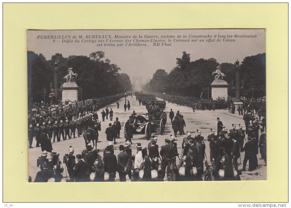 Funerailles De M. Berteaux - Ministre De La Guerre - Defile Du Cortege Aux Champs Elysees - Other & Unclassified