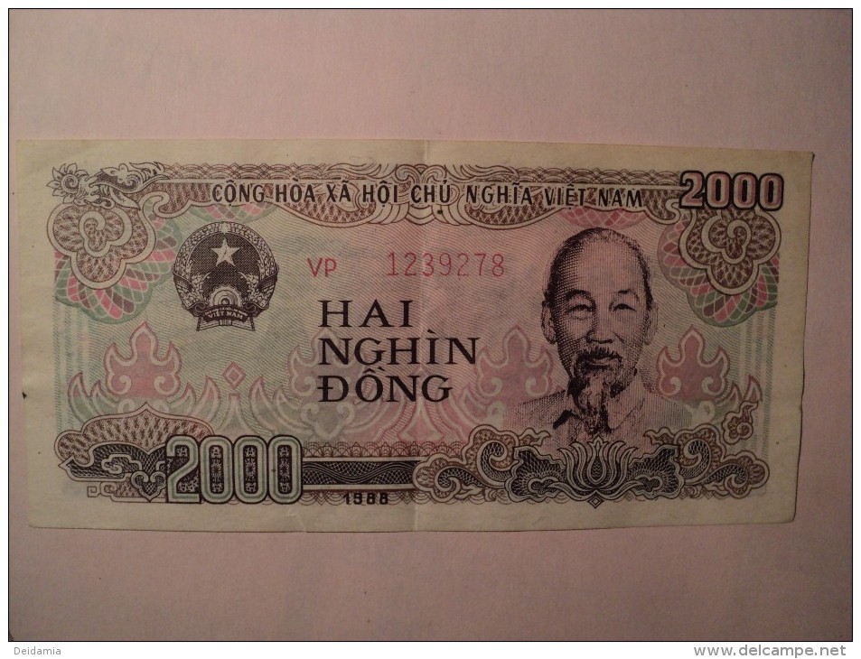 VIET NAM. 2000 DONG 1988. HAI NGHIN DONG. CONG HOA XA HOI CHU NGHIA VIET NAM NGAN HANG NHA NUOC VIET NAM. - Vietnam