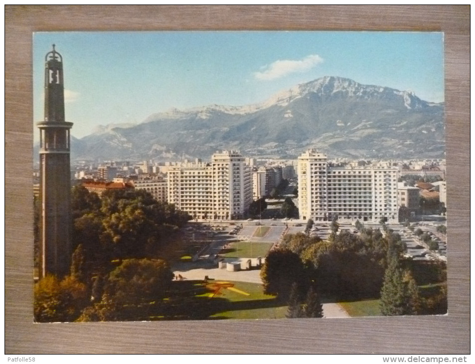 GRENOBLE (38). TOUR DE L´EXPOSITION ET LE PARC PAUL MISTRAL. ANNEES 1980 - Grenoble