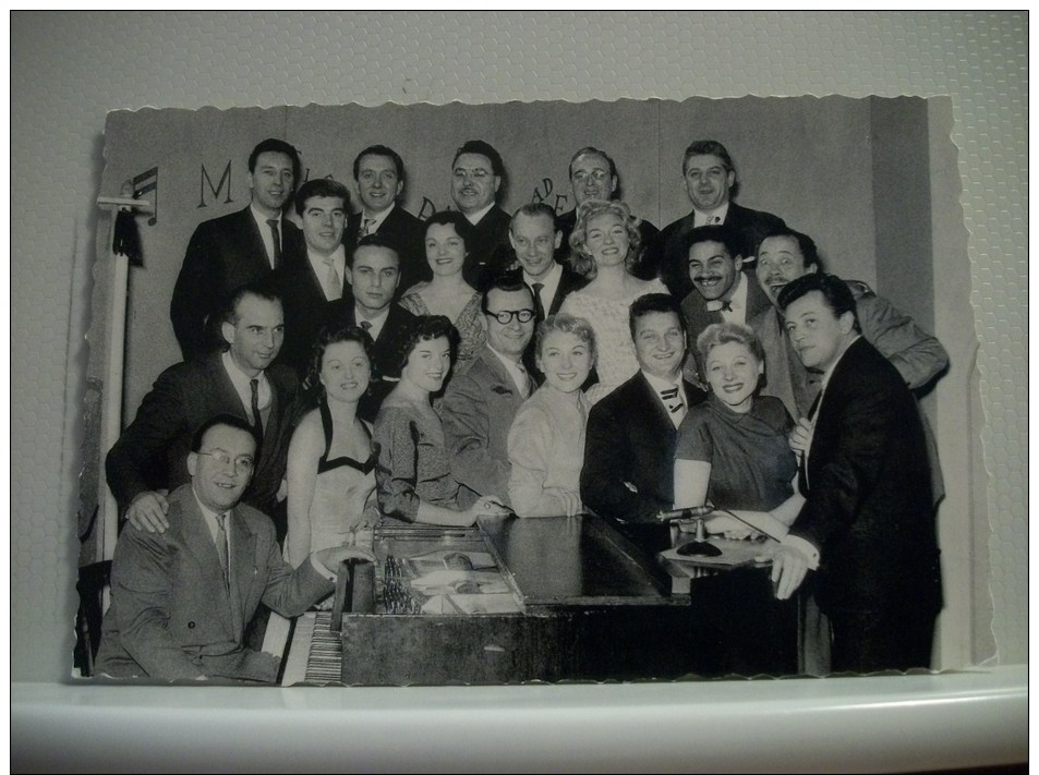 N° 300 - AUTOGRAPHES ARTE PHOTO 9x14cm DE L'EQUIPE MUSIC PARADE DE LA TELEVISION BELGE 1957 - Autres & Non Classés