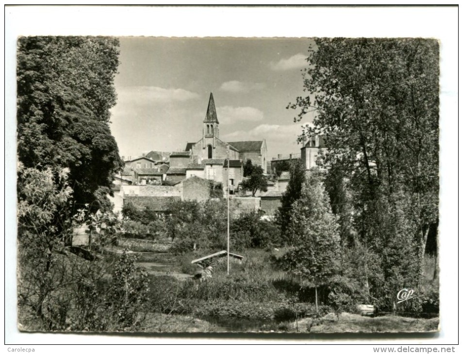 CP- GENCAY (86) ECHAPPEE VERS L EGLISE - Gencay