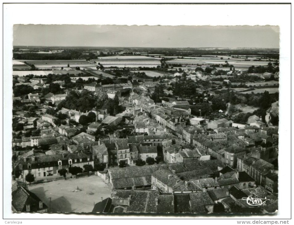 CP- COUHE VERAC (86) Vue Aerienne De La Place Du Marche Avec Les Halles - Couhe