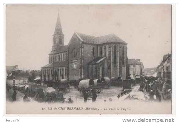 LA ROCHE BERNARD - La Place De L'Eglise - La Roche-Bernard