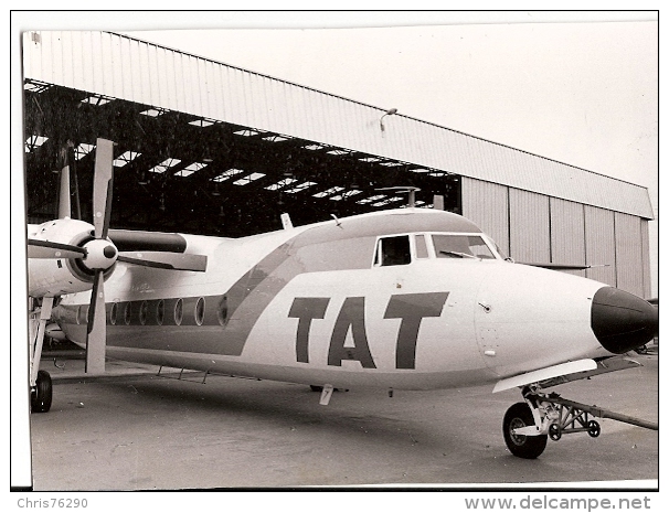 Carte Photographie LE HAVRE ? Avion à Hélices Compagnie TAT Sortant D'un Hangar Propeller Plane Beau Plan - 1946-....: Moderne