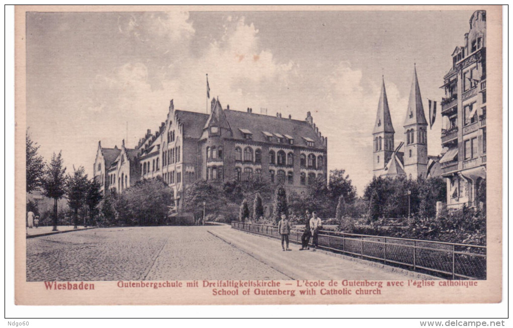 Wiesbaden - Gutenbergschule Mit Dreifaltigkeitskirche - L´école De Gutenberg Avec L´église Catholique - Wiesbaden