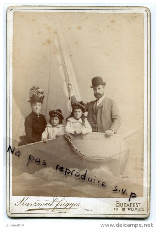 - Grande Photo Ancienne, Famille Hongroise, Bateau, Enfants, Chapeau Melon, Photo Kurziveil Frigyes,, Budapest, Scans. - Ancianas (antes De 1900)