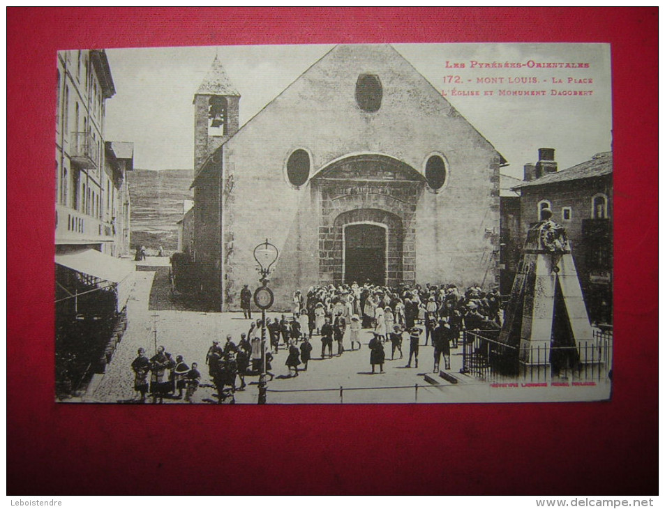 CPA  66  LES PYRENEES ORIENTALES  MONT LOUIS LA PLACE L'EGLISE ET MONUMENT DAGOBERT       NON VOYAGEE  CARTE EN BON ETAT - Autres & Non Classés