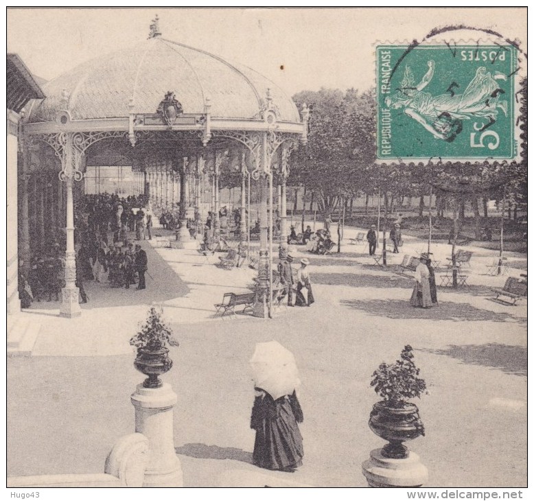 (RECTO / VERSO) VITTEL EN 1908 - N° 70 - LES GALERIES AVEC PERSONNAGES - Contrexeville