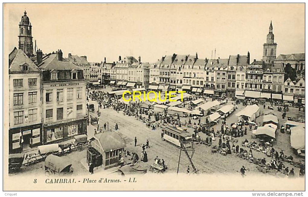 Cpa 59 Cambrai, Place D'Armes Un Jour De Marché, Stands, Chariots, Tramway.... - Cambrai