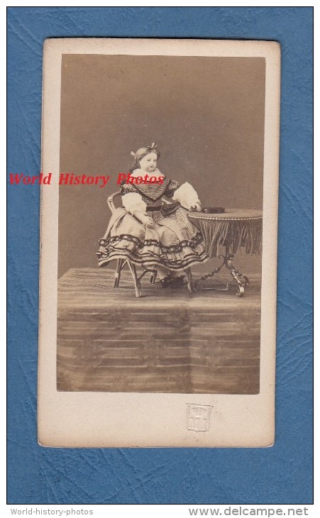 Photo Ancienne CDV Vers 1860 / 1870 - Etude Sur Une Superbe Poupée De Porcelaine - Photographie A. Lelogeais - Anciennes (Av. 1900)