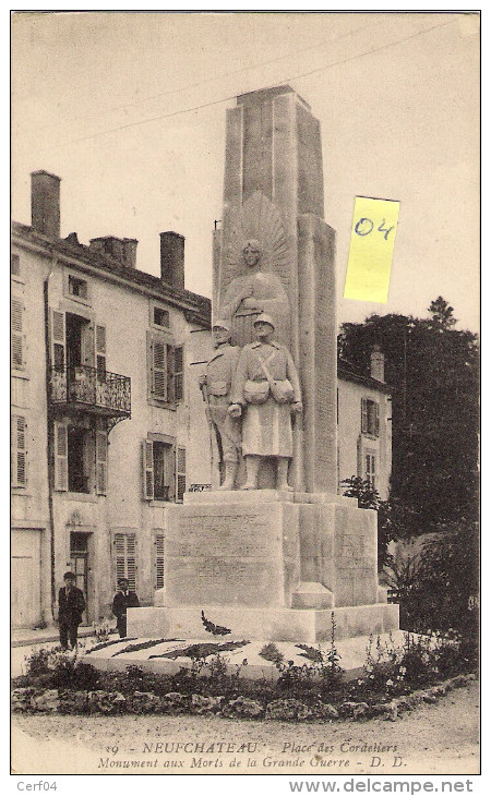 NEUFCHATEAU 88  Place Des Cordeliers  Monument De La Grande Guerre  Animée - Neufchateau