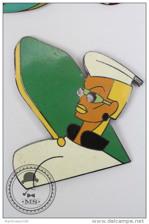 Rare Big Pin Up Girl With Green Surf Table - Signed Saggay & F. Thomas - Pin Badge #PLS - Pin-ups