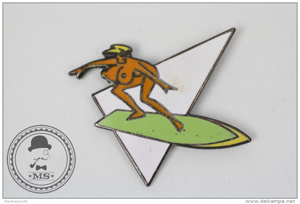 Pin Up Nude Girl On Green Surf Table - Signed Saggay & F. Thomas - Pin Badge #PLS - Pin-ups