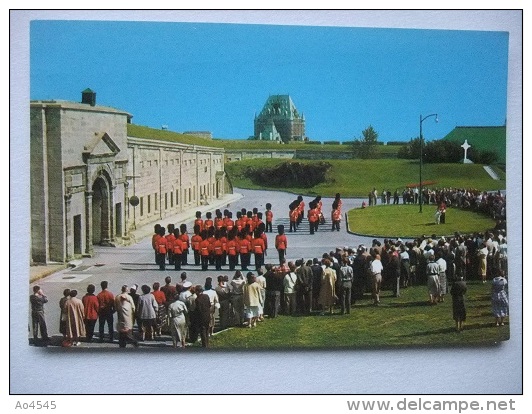 H71 Postcard Quebec - Changing The Guards - Québec - La Citadelle