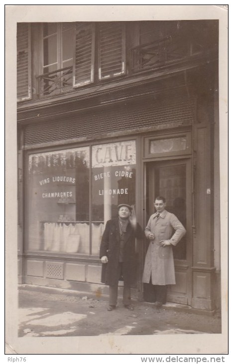 Cp Photo à Situer Commerce épicerie Cave Devanture Et Propriétaires état Voir Scans - Foto's