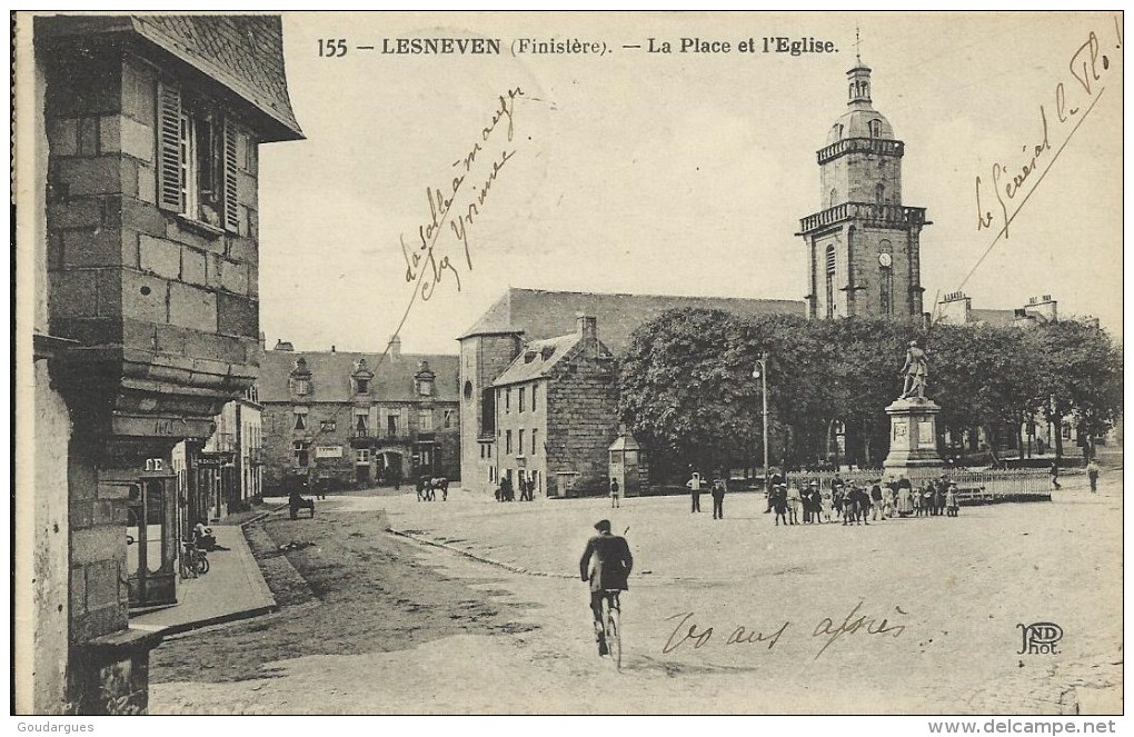 Lesneven (Finistère) La Place Et L'Eglise - Lesneven