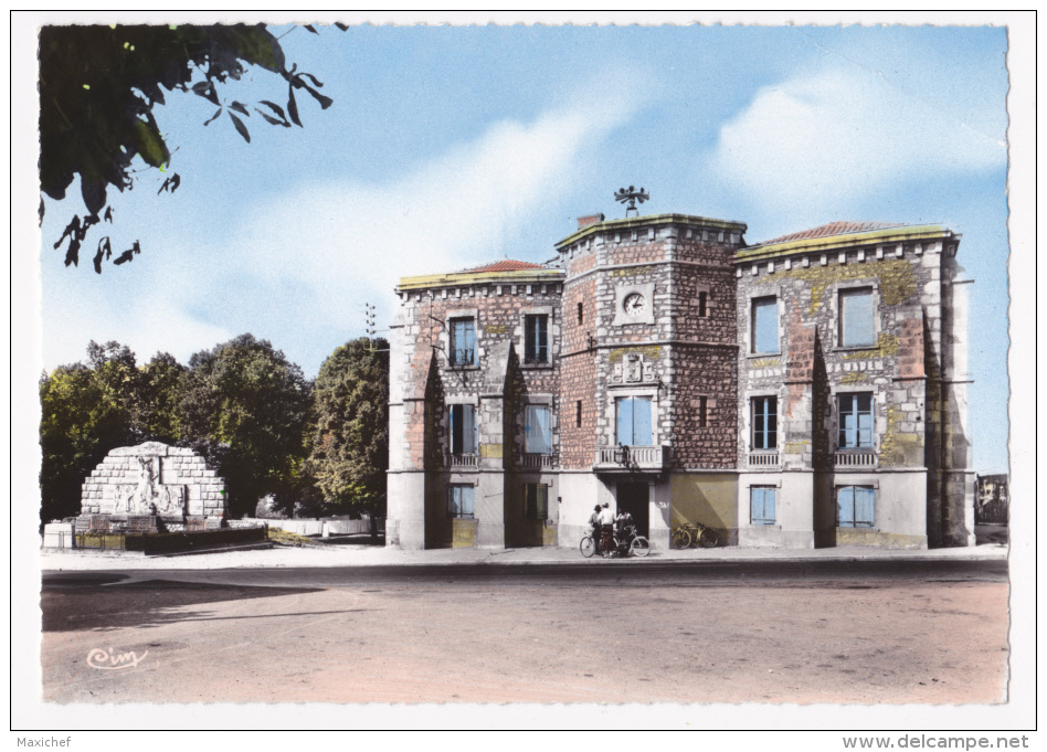 Lezoux - La Mairie (petite Animation, Sirène Sur Le Toit) Monument Aux Morts à Gauche - Pas Circulé, Cpsm 10.4 X 14.8 - Lezoux