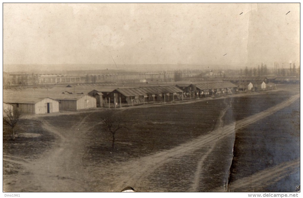 CPA 1101 - MILITARIA - Carte Photo Militaire - Camp De Prisonniers ?? Non Situer - Guerra 1914-18