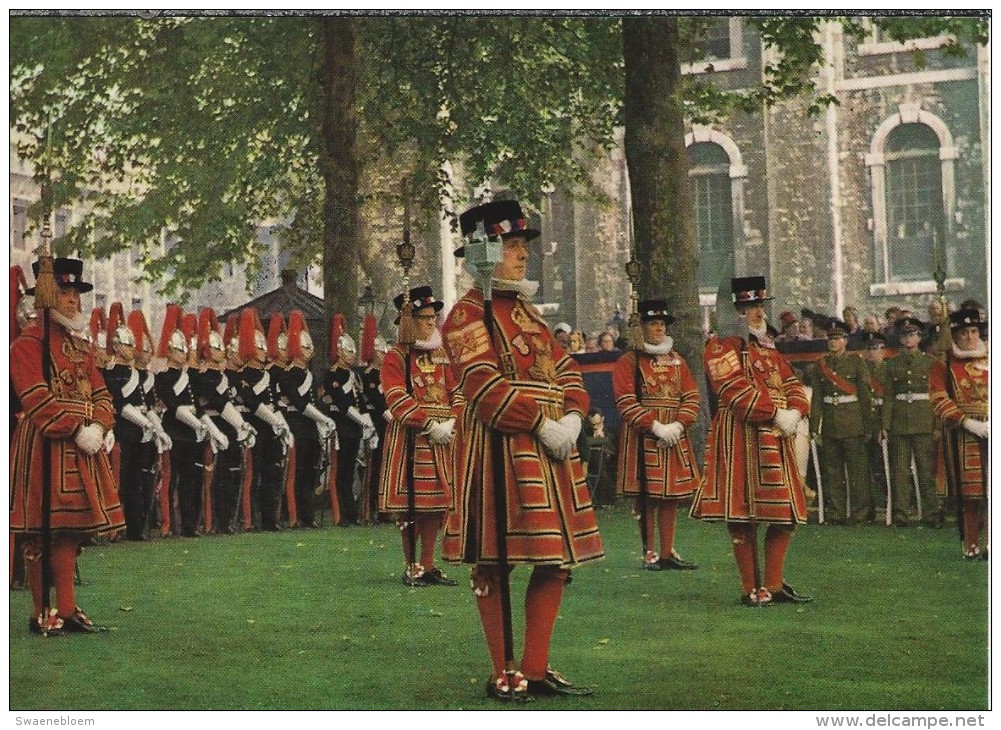 GB.- London, Tower Of London, Yeoman Warders On Parade At The Installation Of A Constable. 2 Scans - Andere & Zonder Classificatie