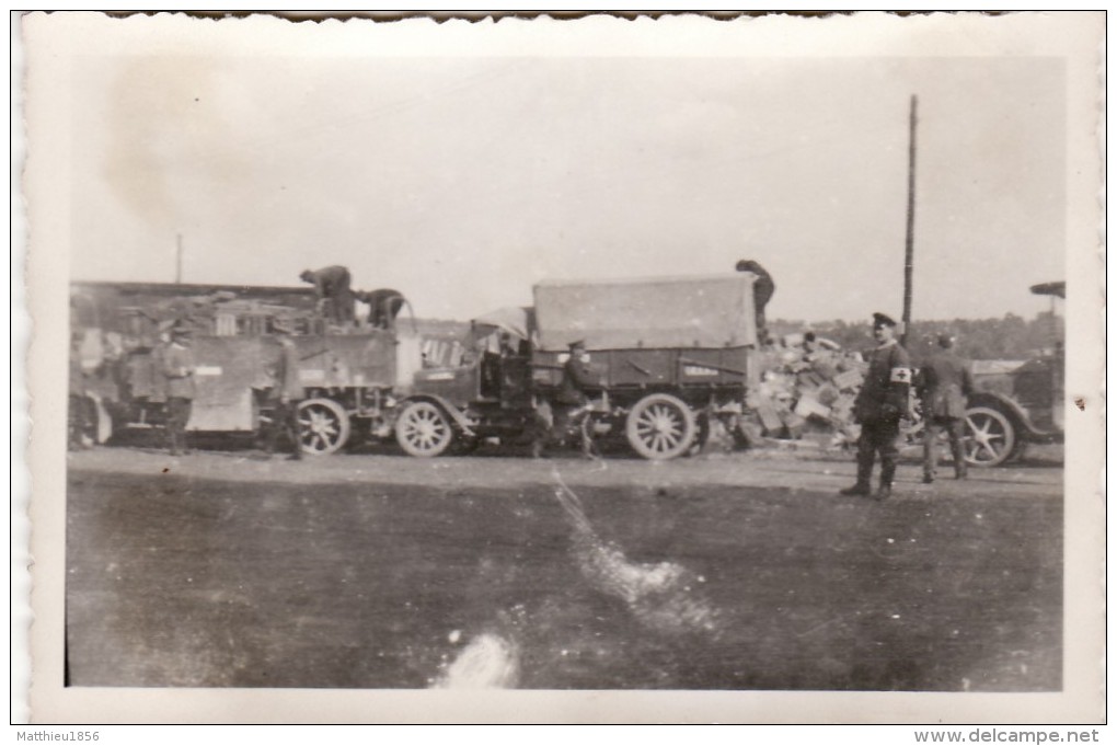 Photo 1916 DUN-SUR-MEUSE?? - Section De Transport Allemande, Camions (A94, Ww1, Wk 1) - Dun Sur Meuse