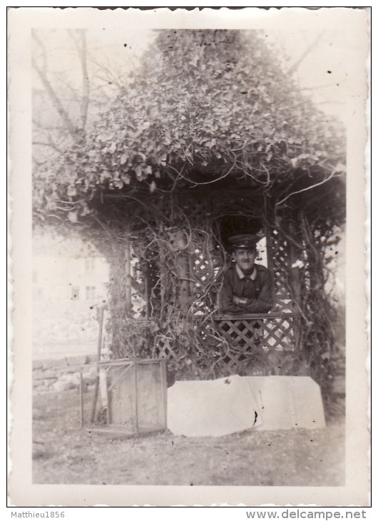 Photo 1916 DUN-SUR-MEUSE - Soldat Allemand Dans Un Kiosque (A94, Ww1, Wk 1) - Dun Sur Meuse