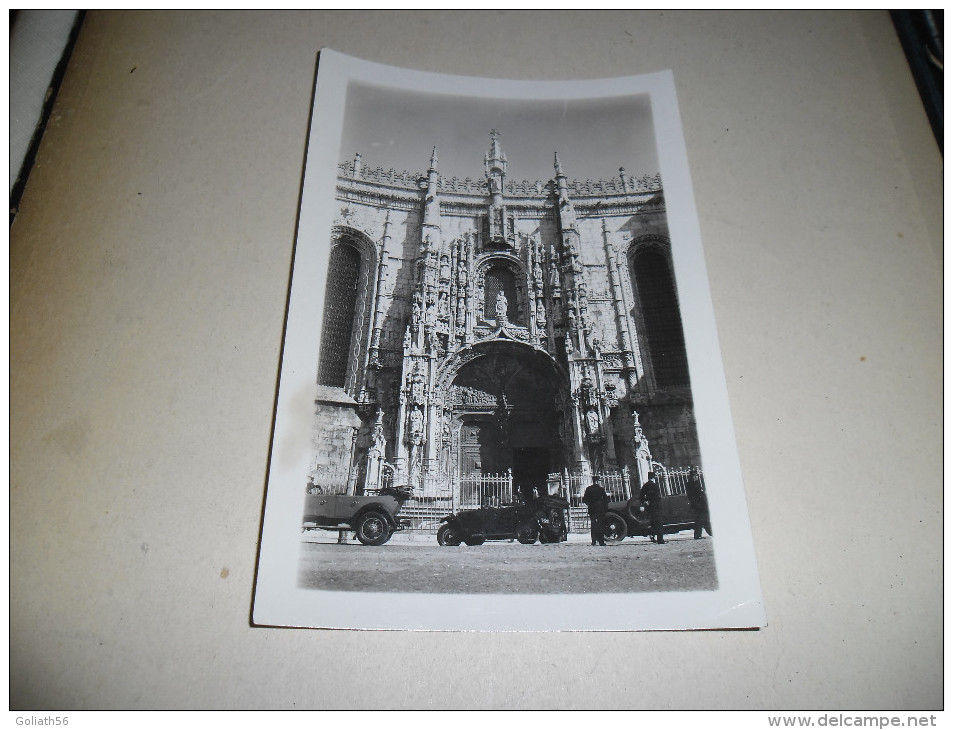 Photographie Ancienne Voitures Stationnées Et Policiers Devant Une Cathédrale - Cars