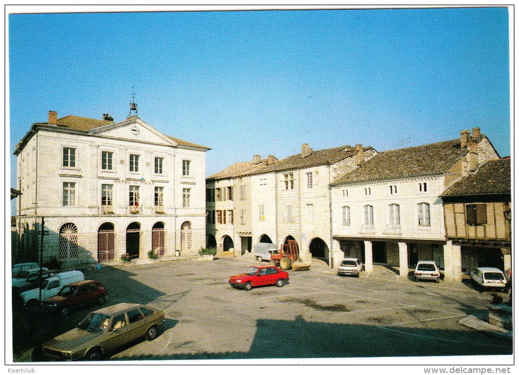 Montpezat De Quercy: RENAULT 20, 5 & 4-COMBI, PEUGEOT 309 & 404U, TRACTEUR/TRACTOR - Place Centrale Et Mairie - France - Toerisme