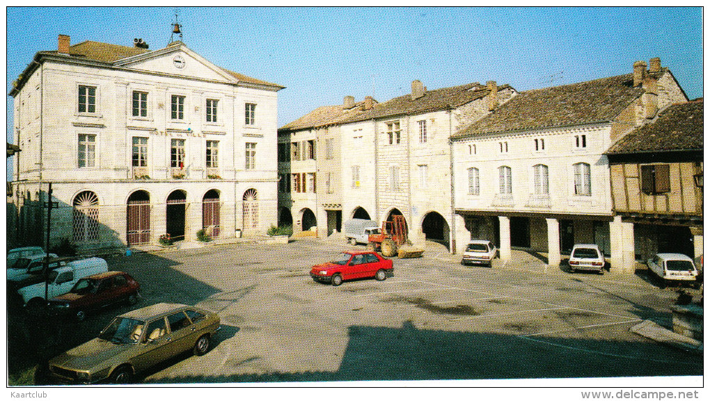 Montpezat De Quercy: RENAULT 20, 5 & 4-COMBI, PEUGEOT 309 & 404U, TRACTEUR/TRACTOR - Place Centrale Et Mairie - France - Toerisme