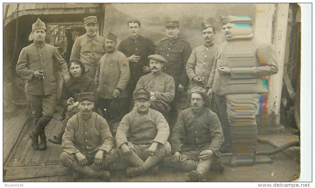 Carte Photo - Poilus Prisonniers En Camp - Deux Cachets - War 1914-18