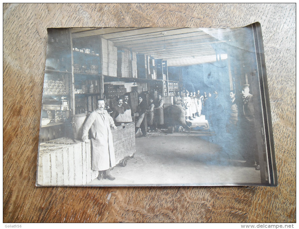 Photographie Ancienne Intérieur D´un Entrepôt D´épicerie Avec Employés, Début 1900 Je Pense - Métiers