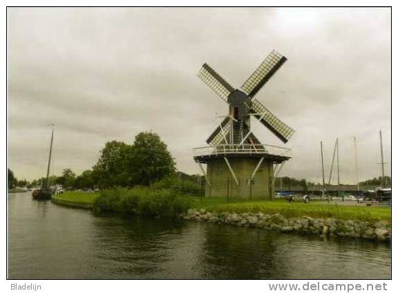 JOURE (Friesland) - Molen/moulin - Mooie Opname Van De Groene Molen Opgezeild En In Werking, Gezien Vanaf Het Water - Joure