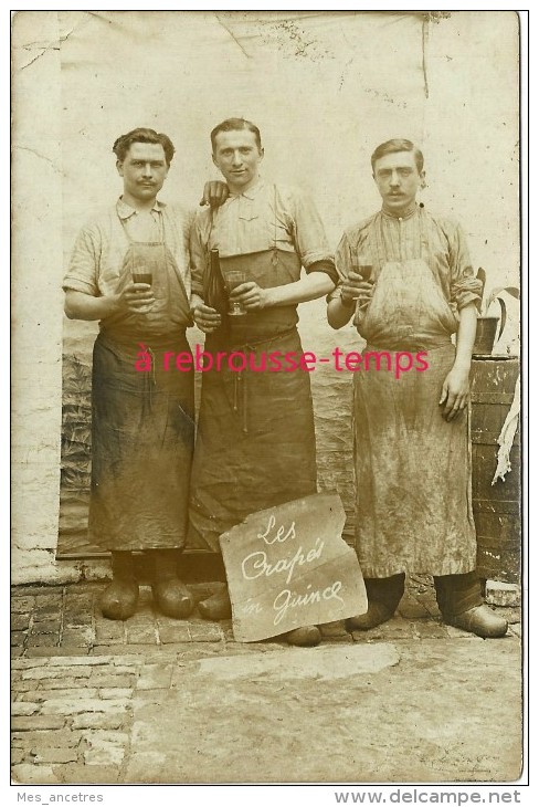 Carte Photo- Gars Du Nord En Sabots Et Tablier Buvant- "les Crapés En Guince"-bref, Les Sales (tabliers) Font La Fête - Profesiones