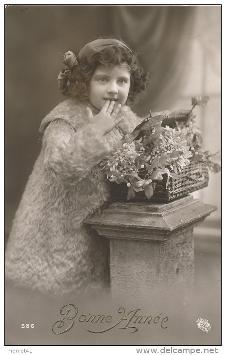 ENFANTS - LITTLE GIRL - MAEDCHEN - Jolie Carte Fantaisie Portrait Fillette Et Fleurs De "Bonne Année" - Portraits