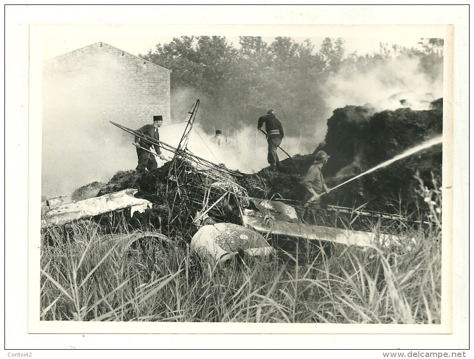 13 PHOTOGRAPHIE BROCAREL REPORT PHOTO ARLES MILITAIRE POMPIER INCENDIE ACCIDENT AVION AVIATION  MILITARIA - Pompiers