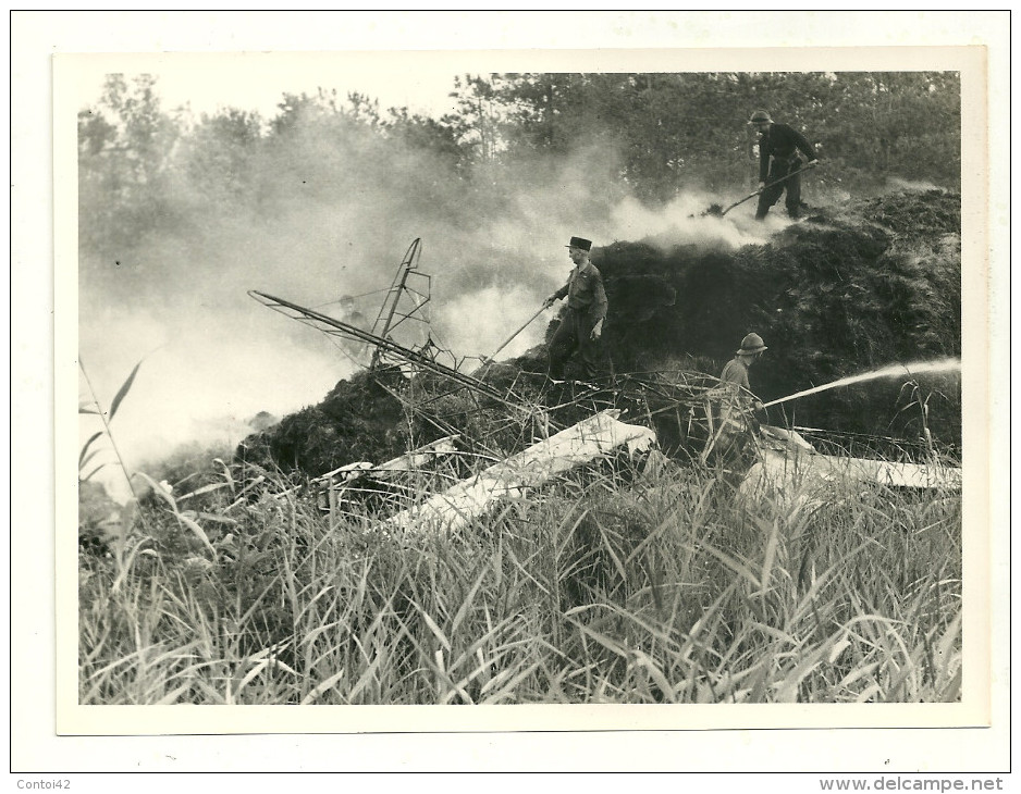 13 PHOTOGRAPHIE BROCAREL REPORT PHOTO ARLES MILITAIRE POMPIER INCENDIE ACCIDENT AVION AVIATION  MILITARIA - Pompiers