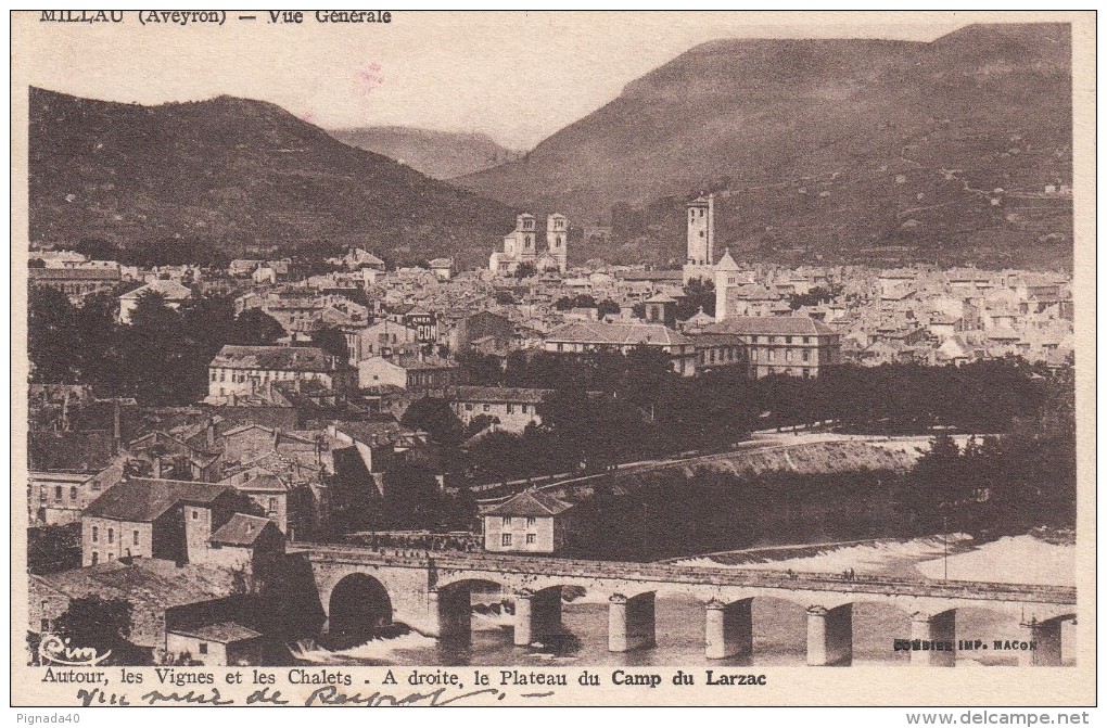 Cp , 12 , MILLAU , Vue Générale , Autour, Les Vignes Et Les Chalets , A Droite, Le Plateau Du Camp Du Larzac - Millau