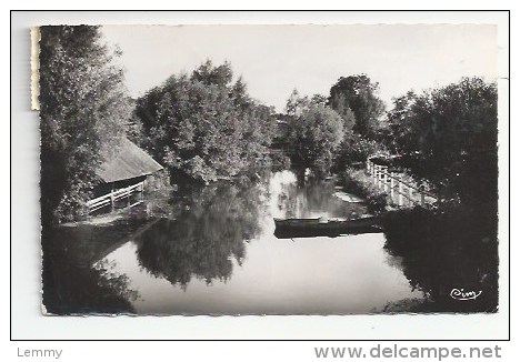 27 - DANGU -  LES BORDS DE L'EPTE  - BARQUE DE PECHE - CPSM DENTELÉE EN N & B - 1956 - Dangu