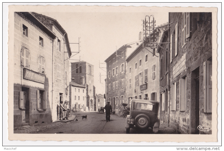 Saint Jean Soleymieux, Alt. 748m - Grande Rue (bureau De Poste à Droite, Le Facteur Est En Face Au Bistrot) Circulé - Saint Jean Soleymieux