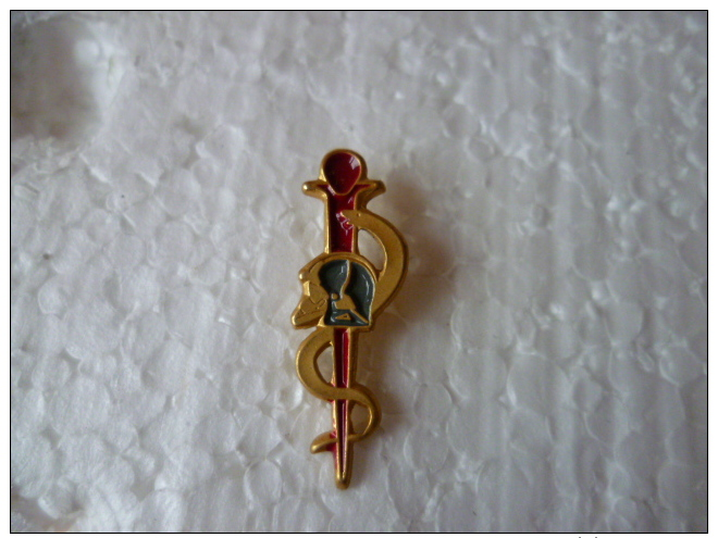 Pin's **  CASQUE De Pompier Et CADUCEE  **  Sapeurs Pompiers ,médical, Medecin Pompier , Serpent ...... - Pompieri